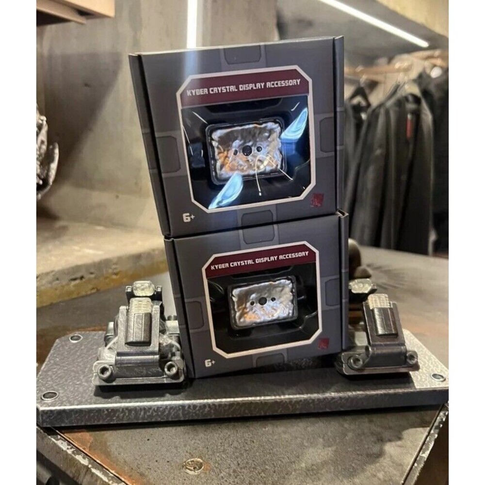 Disney Star Wars Galaxy's Edge 1 Lightsaber Hilt Stand‎ & 2 Kyber Crystal…